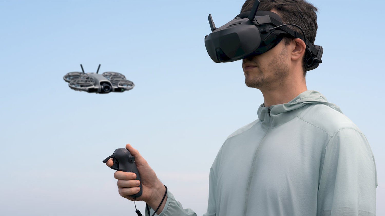 Osoba s brýlemi a dronem DJI