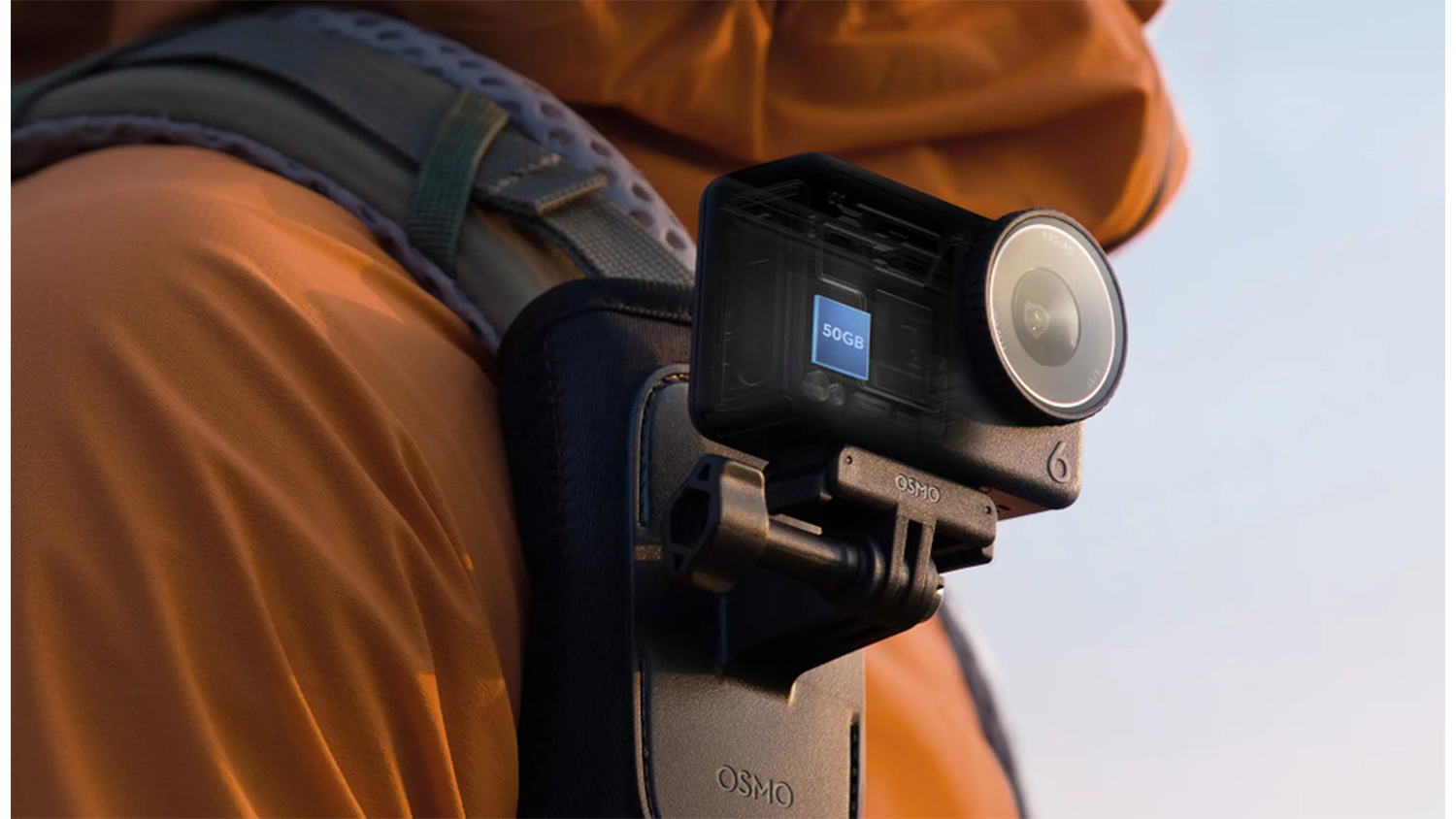 Kamera kamera DJI Osmo připevněná na popruhu batohu