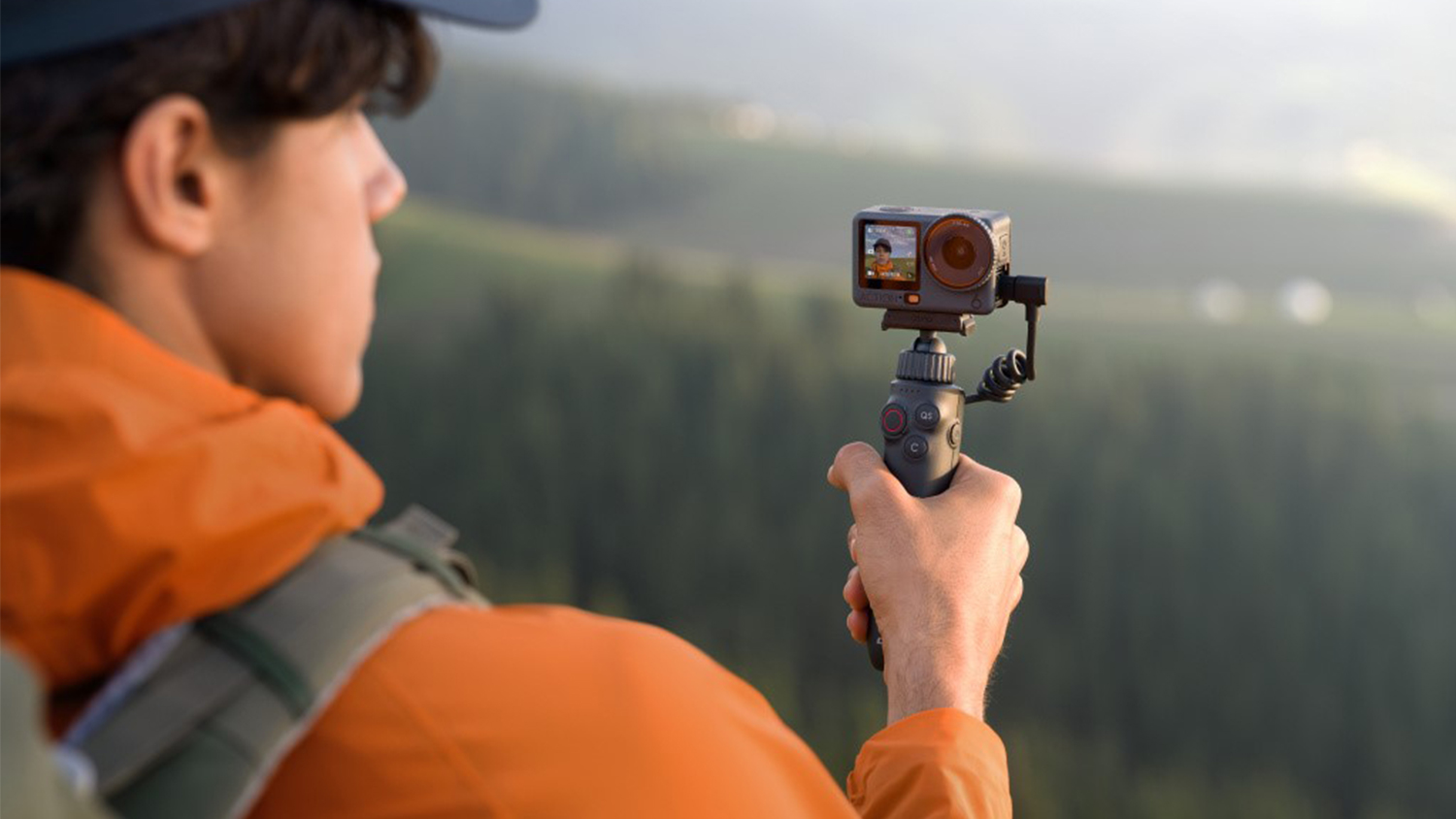 Muž natáčí na kameru DJI Osmo Action 6 Adventure Combo