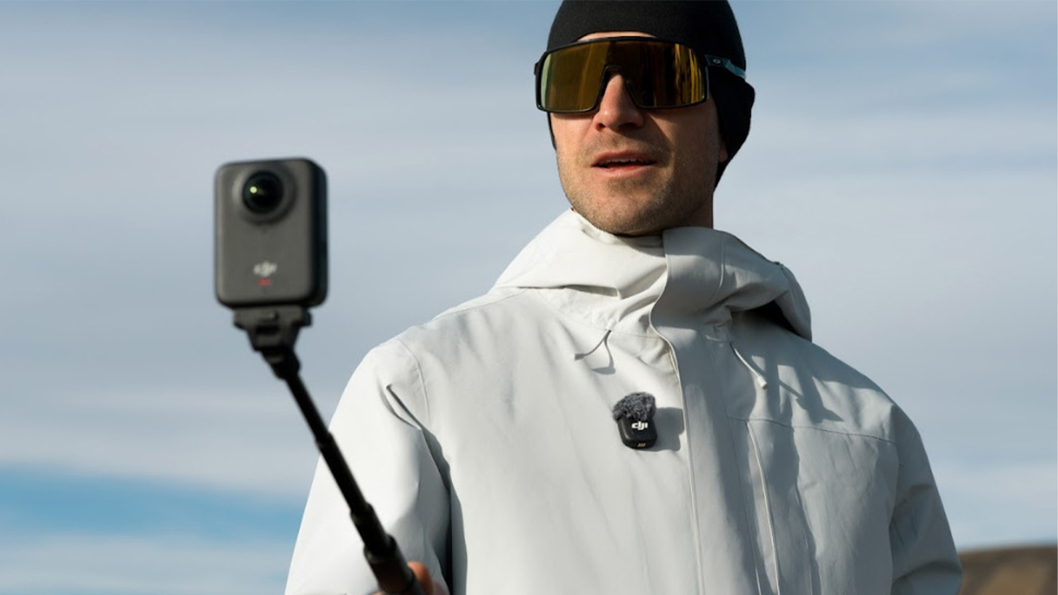 Muž natáčí s kamerou DJI Osmo 360 Standard Combo