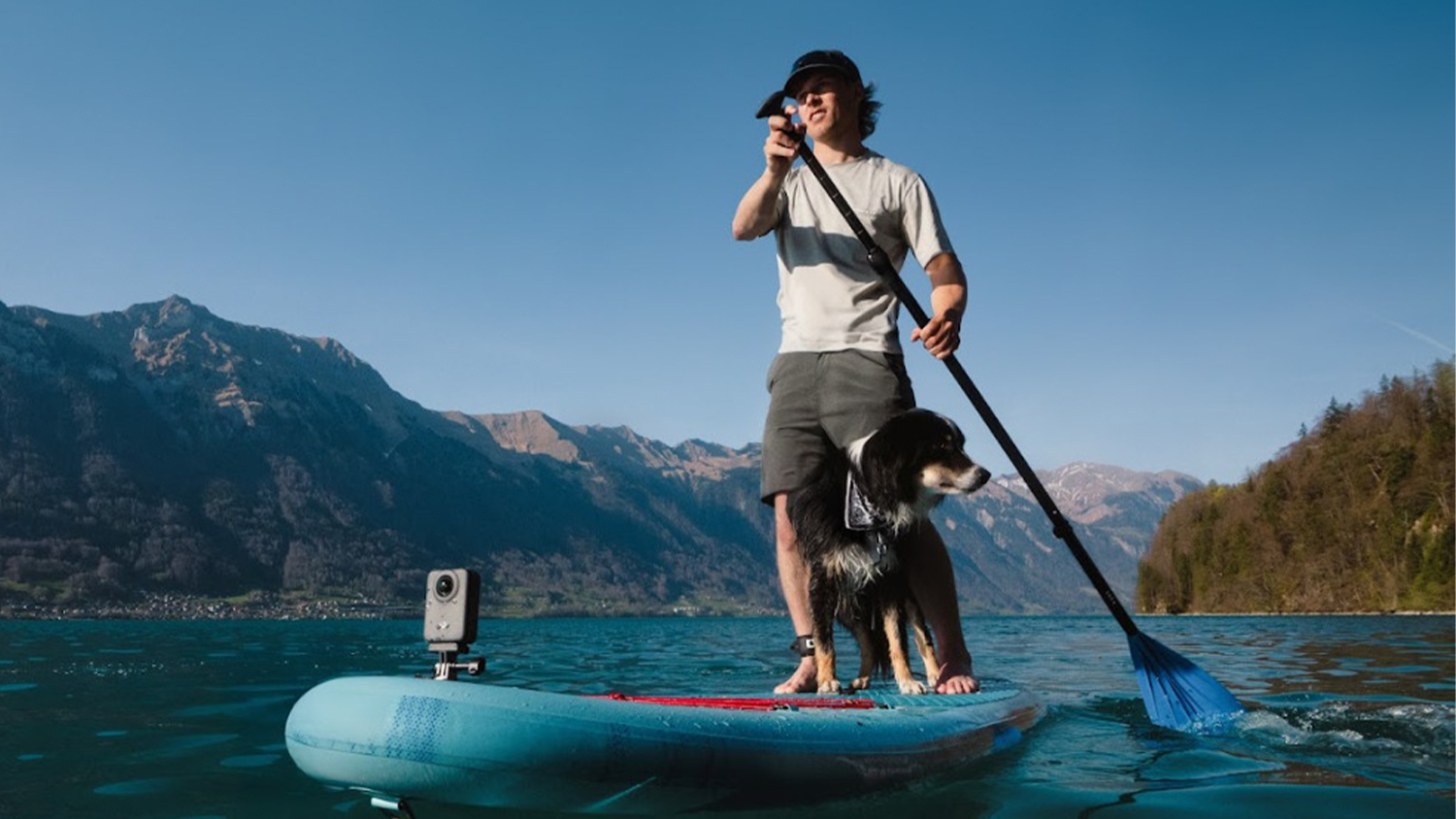 Muž na paddleboardu se psem a připnutou kamerou DJI Osmo 360 Standard Combo
