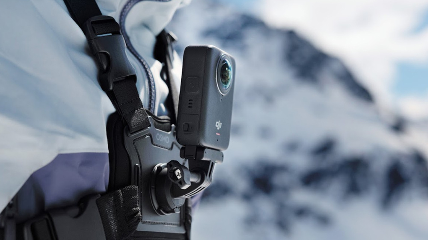 Outdoorová kamera DJI Osmo 360 Standard Combo připnutá na hrudi při výšlapu v horách