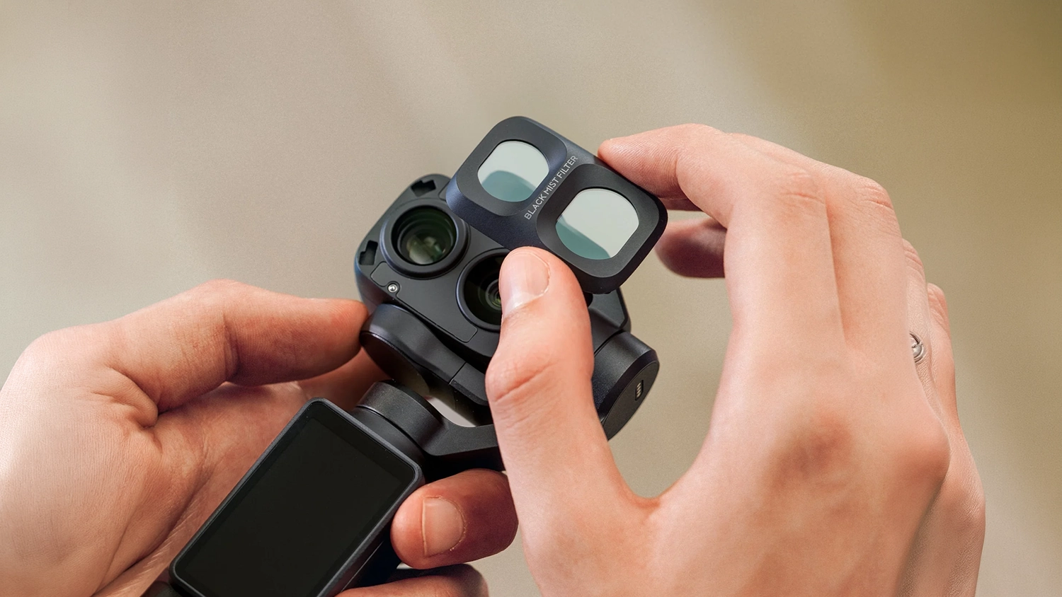 Ruky nasadzujú filter DJI Black Mist na kameru Osmo Pocket 4P