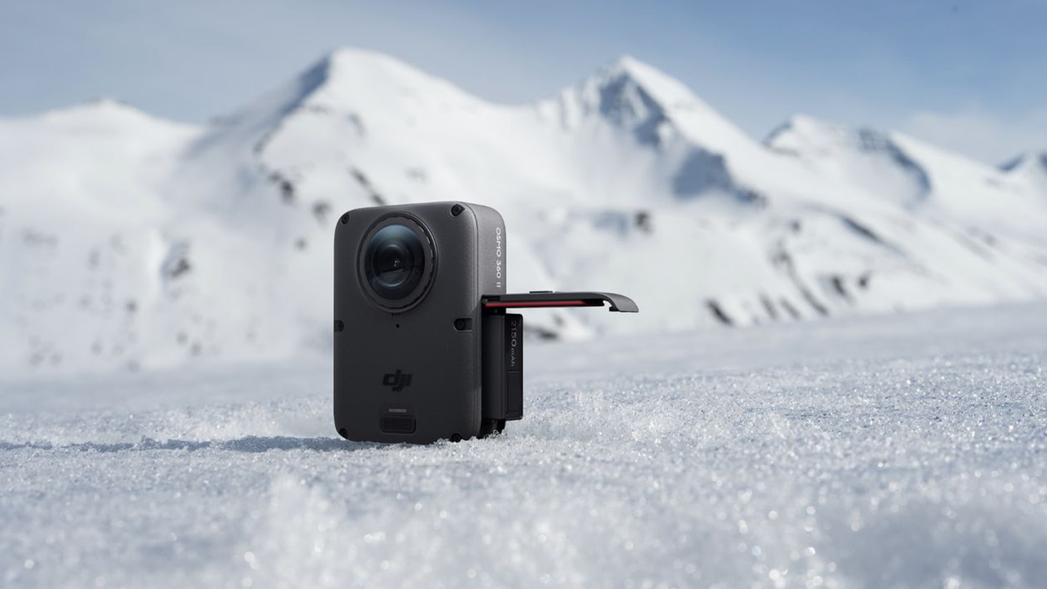 Vysokokapacitná batéria DJI Osmo Extreme Battery Plus v kamere položenej na snehu