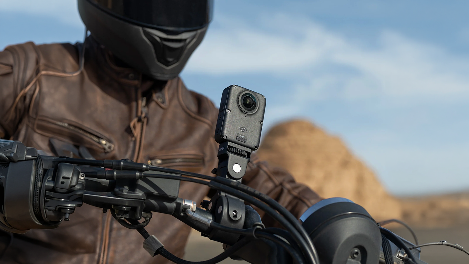 Držiak DJI Osmo Heavy-Duty Clamp Mount Kit pripevnený na riadidlách motocykla