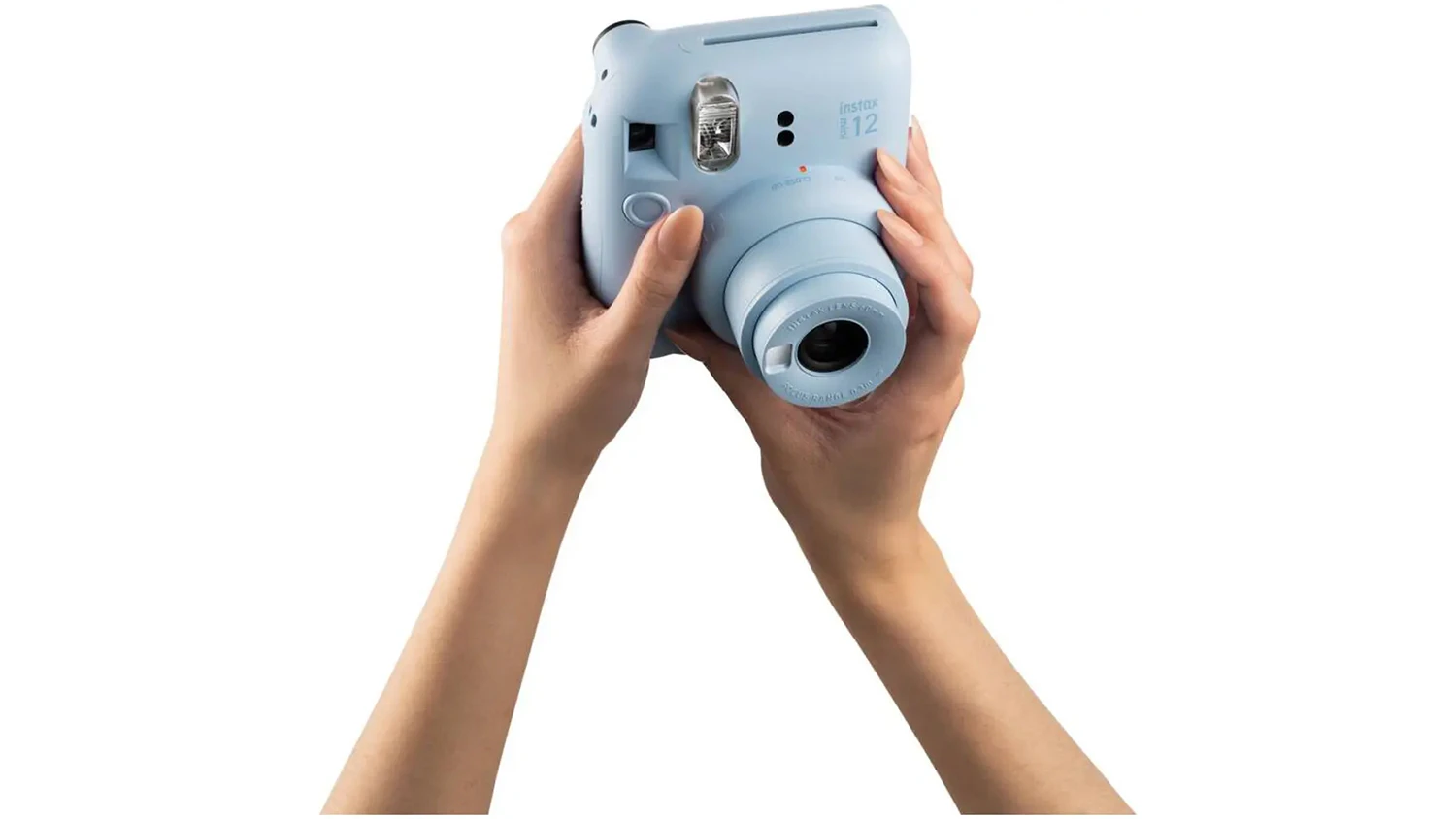 Fotoaparát Fujifilm Instax Mini 12 v rukách používateľa