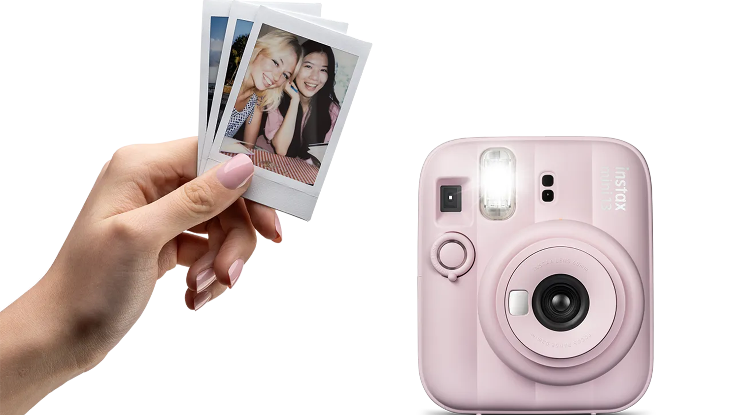 Ruka drží fotky před fotoaparátem Fujifilm Instax Mini 13