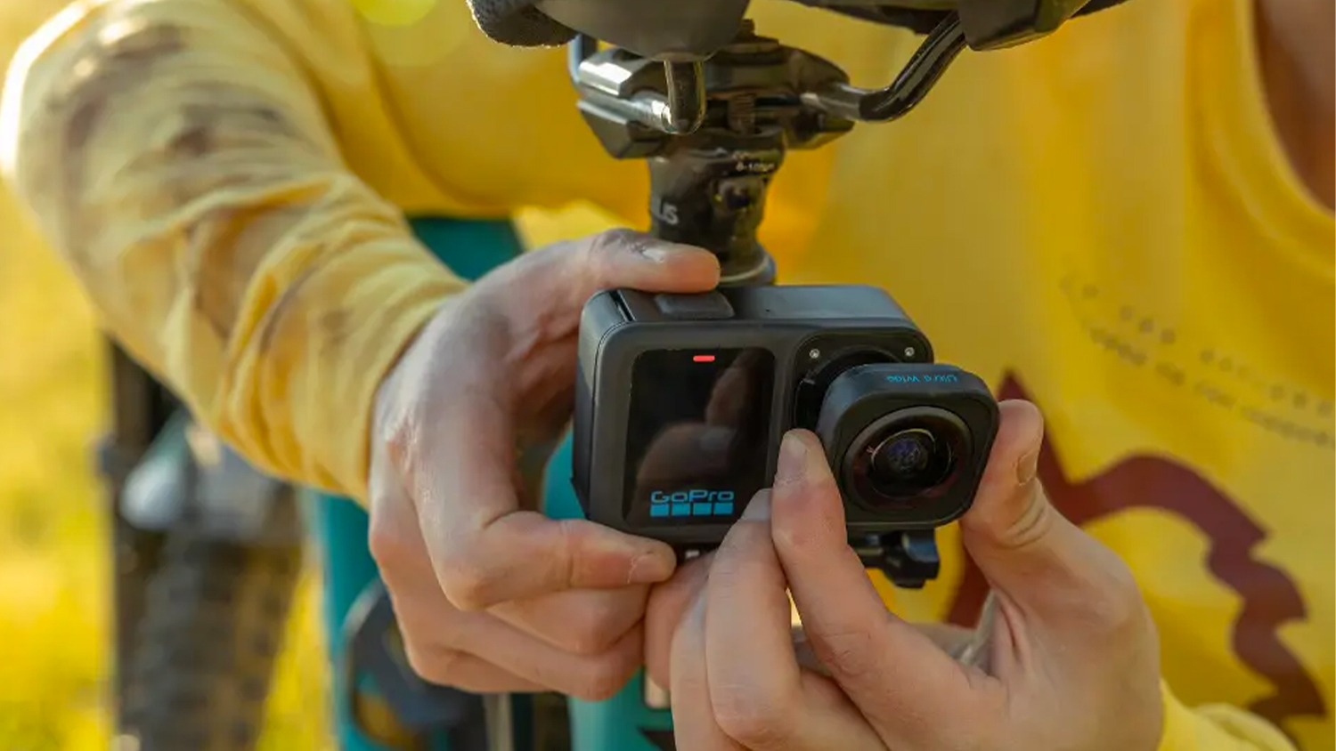 Širokoúhlý objektiv GoPro HB-Series AEWAL-001 pro HERO13 Black demonstrující stabilizaci horizontu při akčním záběru