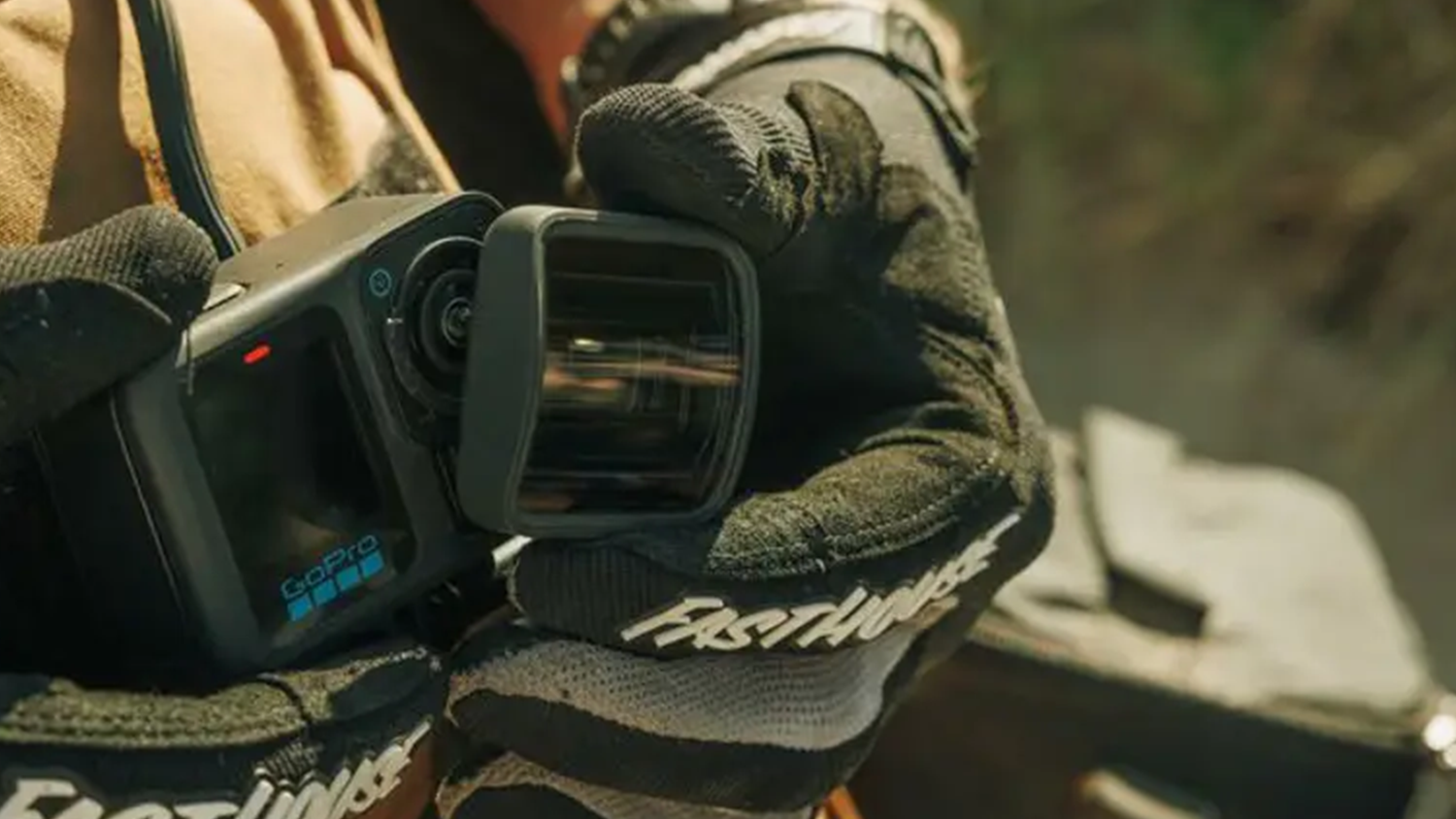 Člověk nasazující objektiv na GoPro