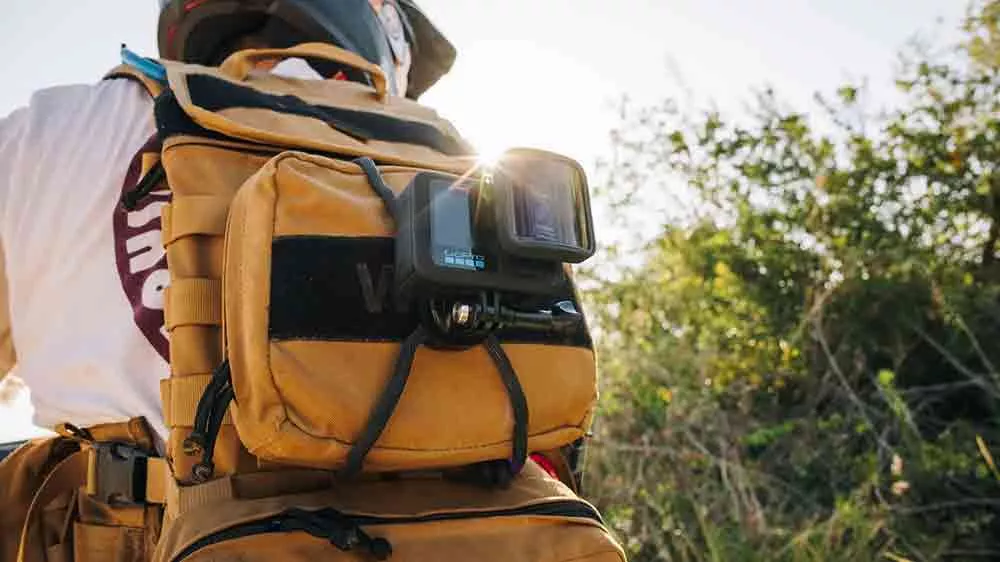 Muž pohledem na jeho z&aacute;da s kamerou GoPro upevněnou na jeho batohu s nasazen&yacute;m objektivem GoPro HB _03