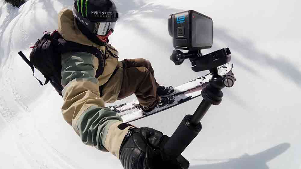 Extrémní lyžař natáčející se při skoku outdoorovou kamerou GoPro Hero13 Black na dlouhém držáku_02