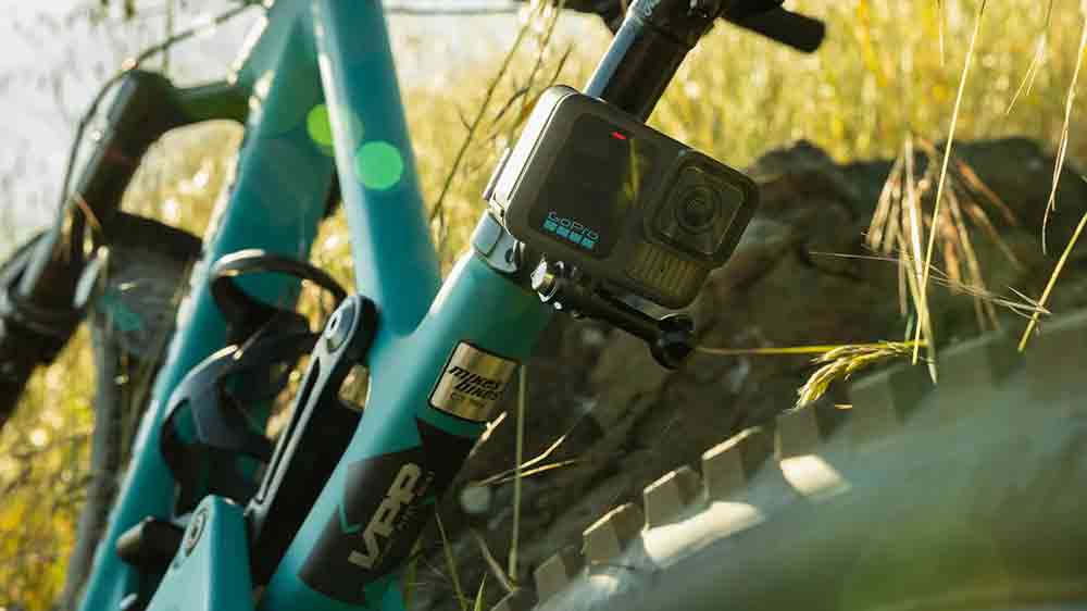 Outdoorová kamera GoPro Hero13 Black upevněná na předním rámu jízdního kola_03
