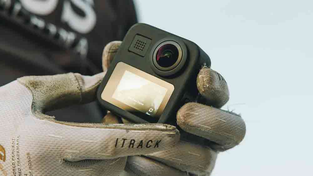 Ruce v rukavicích držící outdoorovou kameru GoPro Max 360_02