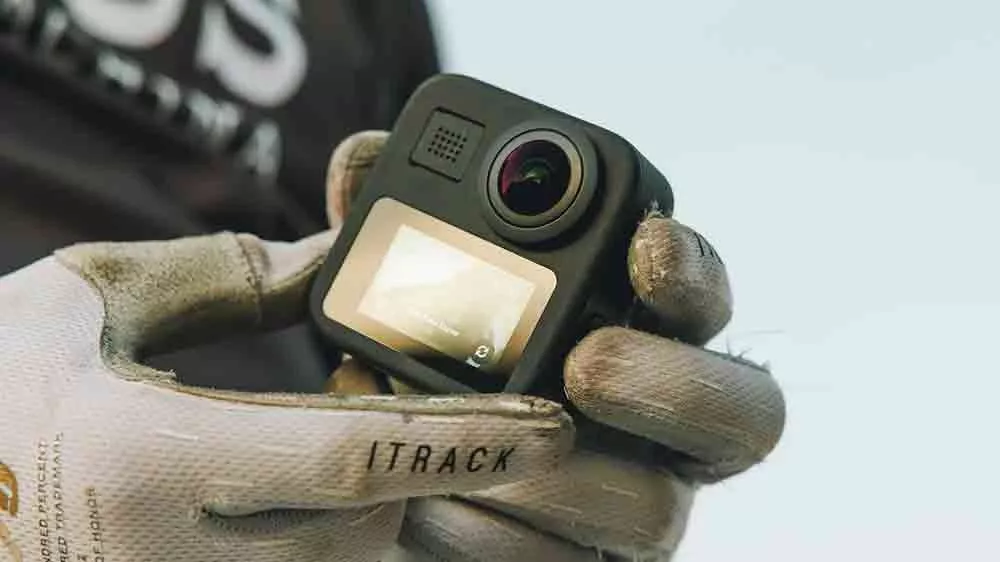Ruce v rukavicích držící outdoorovou kameru GoPro Max 360_02