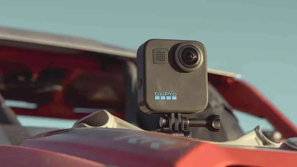 Outdoor kamera GoPro Max 360 postavená na kapotě červeného auta_03