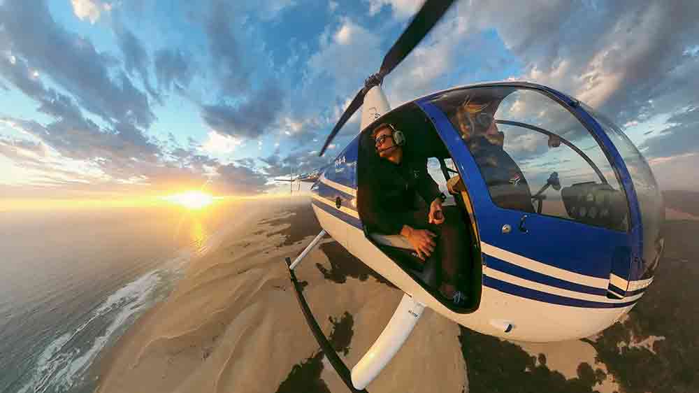 Selfee záběr na muže letícího v malém vrtulníku bez bočních dveří_04