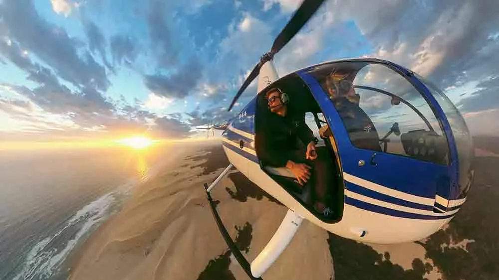 Selfee záběr na muže letícího v malém vrtulníku bez bočních dveří_04