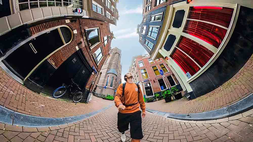 Selfee snímek muže turisty ve městě se zaobleným záběrem budov kolem něj_05