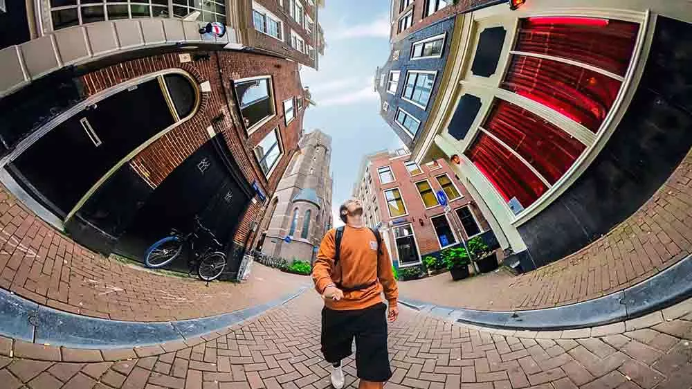 Selfee snímek muže turisty ve městě se zaobleným záběrem budov kolem něj_05