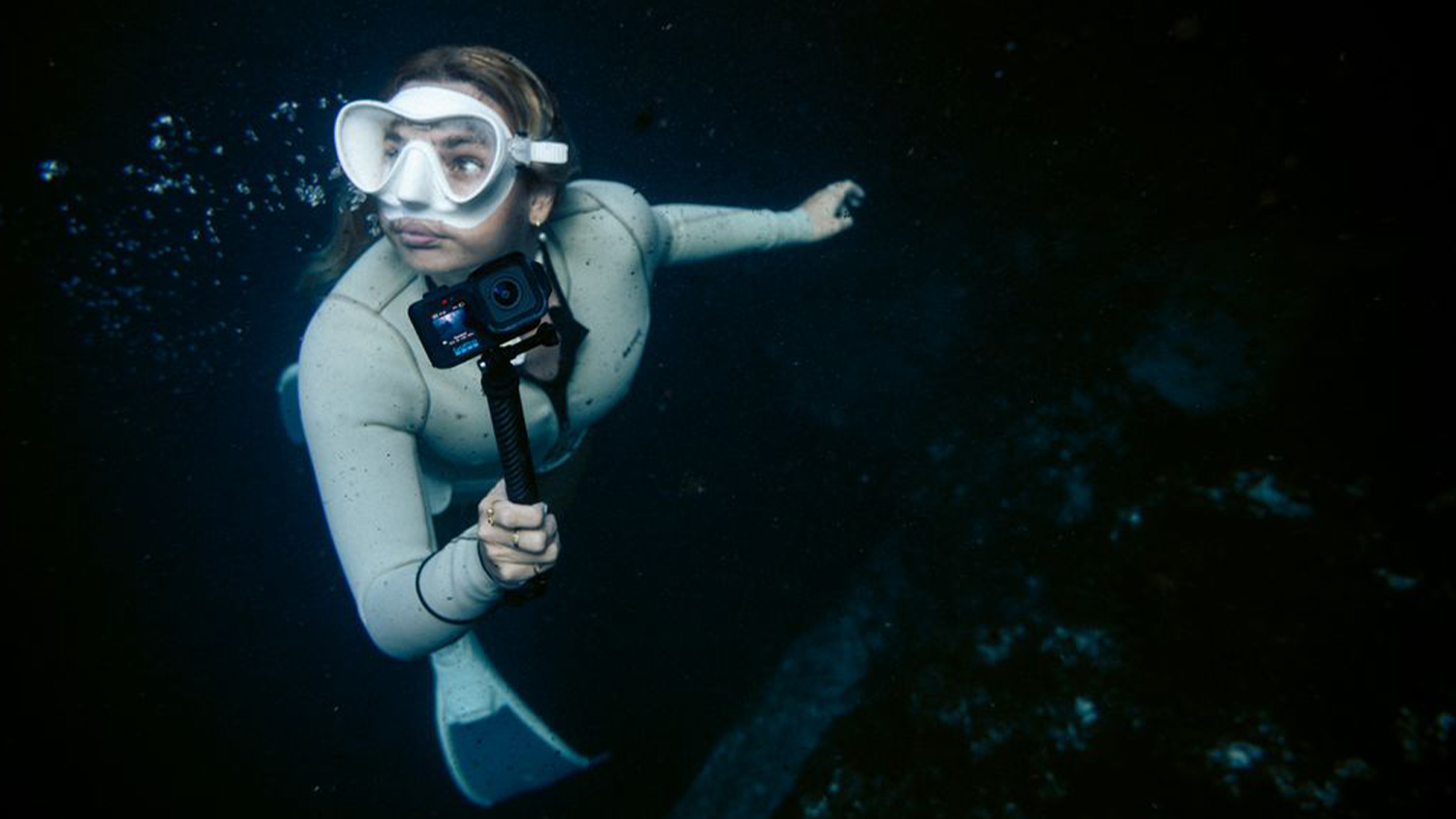 Žena natáčí s kamerou GoPro MISSION 1 PRO pod vodou