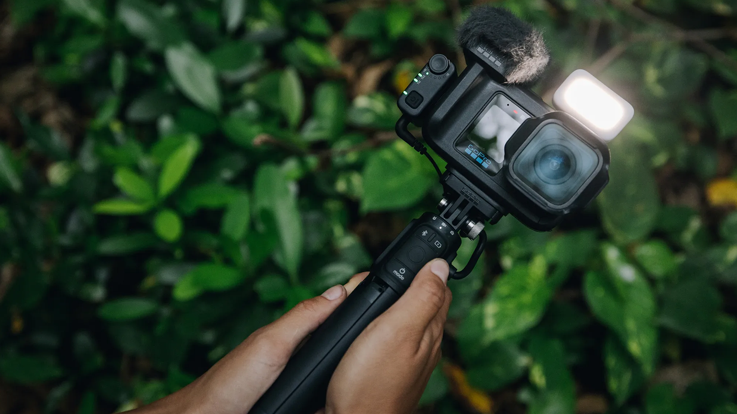 Kamera s mikrofonem a přídavným světlem