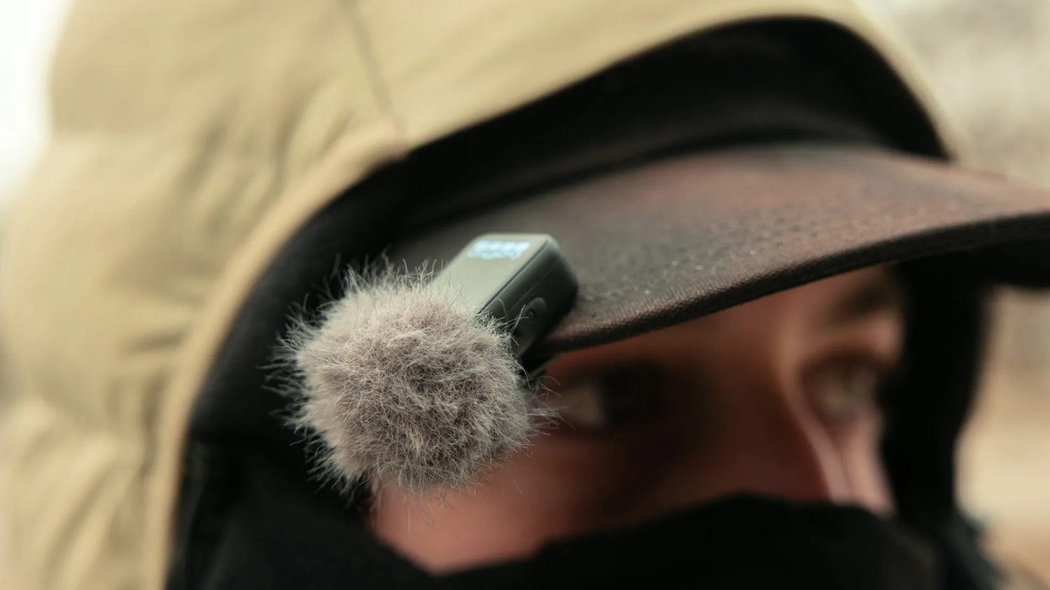 Bezdrátový mikrofon GoPro připevněný na kšiltovce