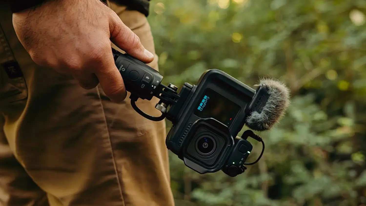 Muž drží kameru GoPro MISSION 1 PRO Creator Edition