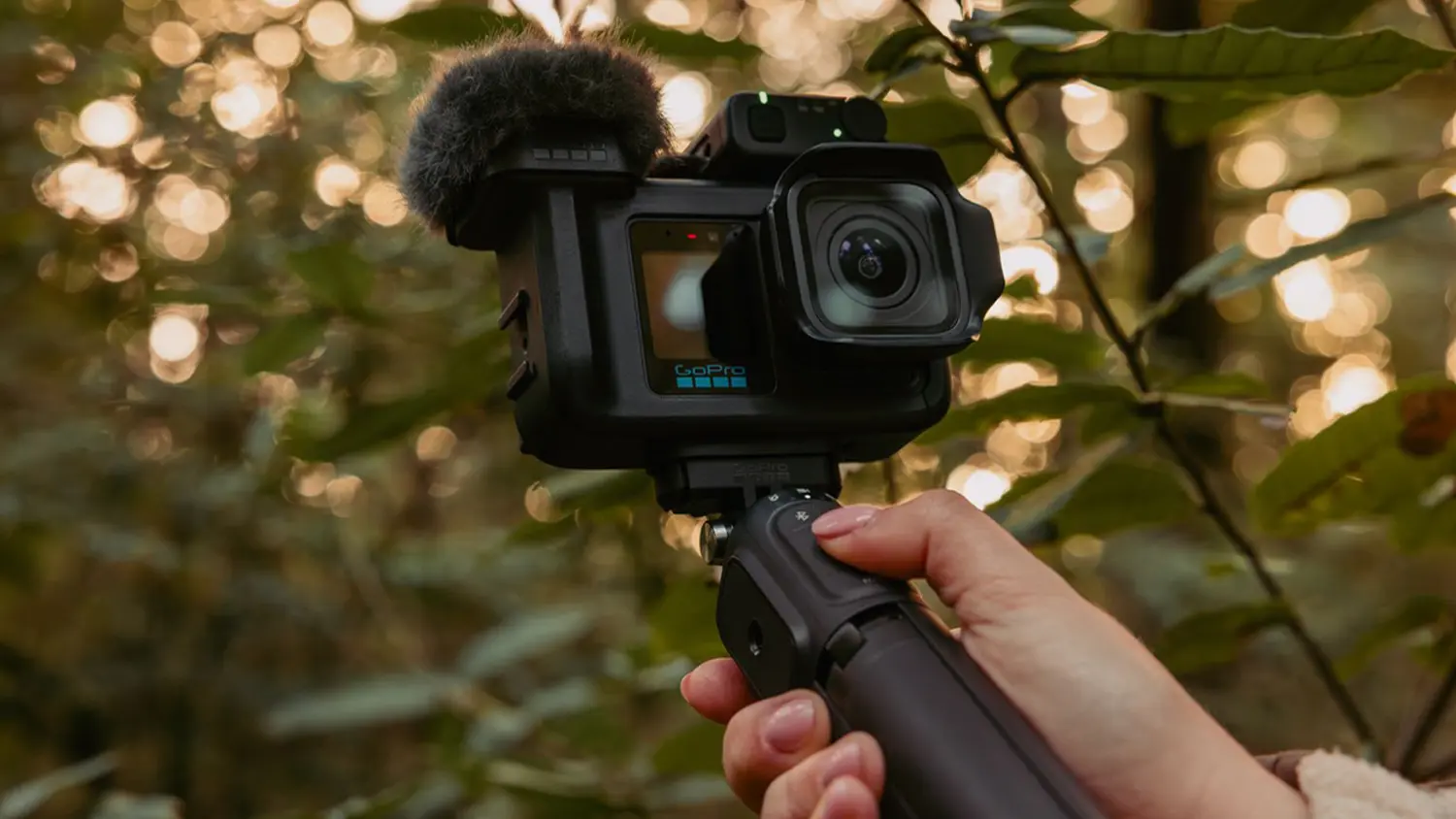 Ženská ruka drží kameru GoPro MISSION 1 PRO Creator Edition