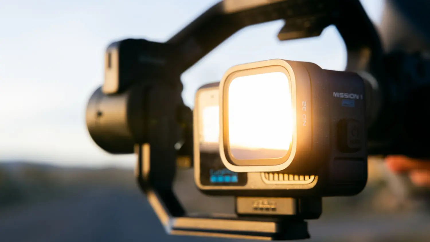 Kamera GoPro MISSION 1 PRO Ultimate Creator Edition osvícená sluncem