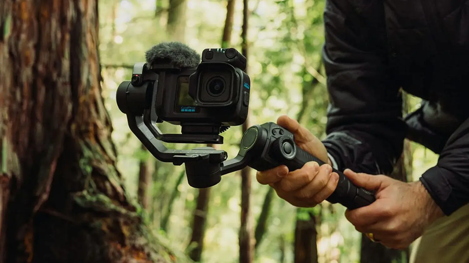 Muž natáčí v lese s kamerou GoPro MISSION 1 PRO Ultimate Creator Edition