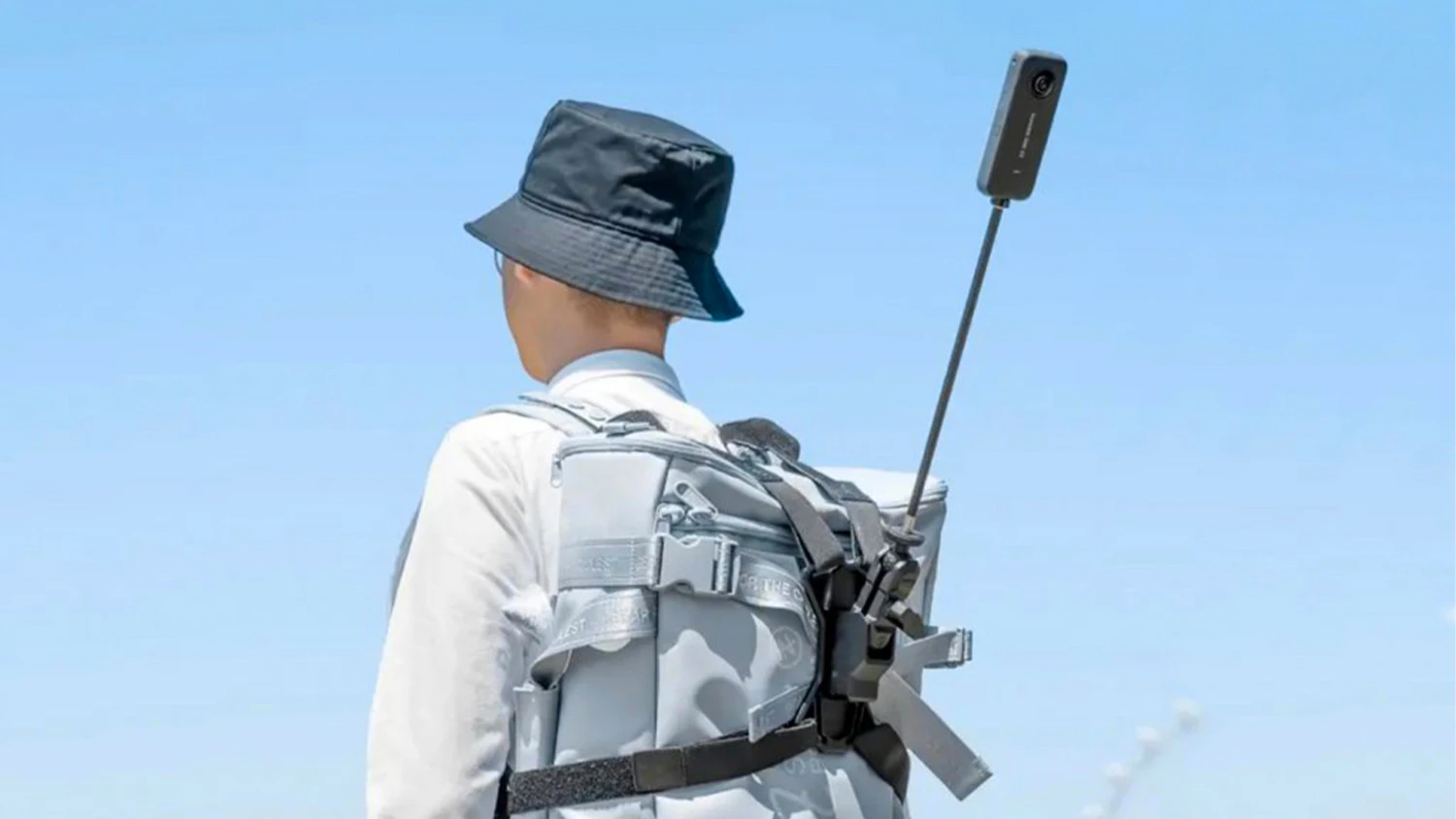 Držák na batoh Insta360 na zádech muže