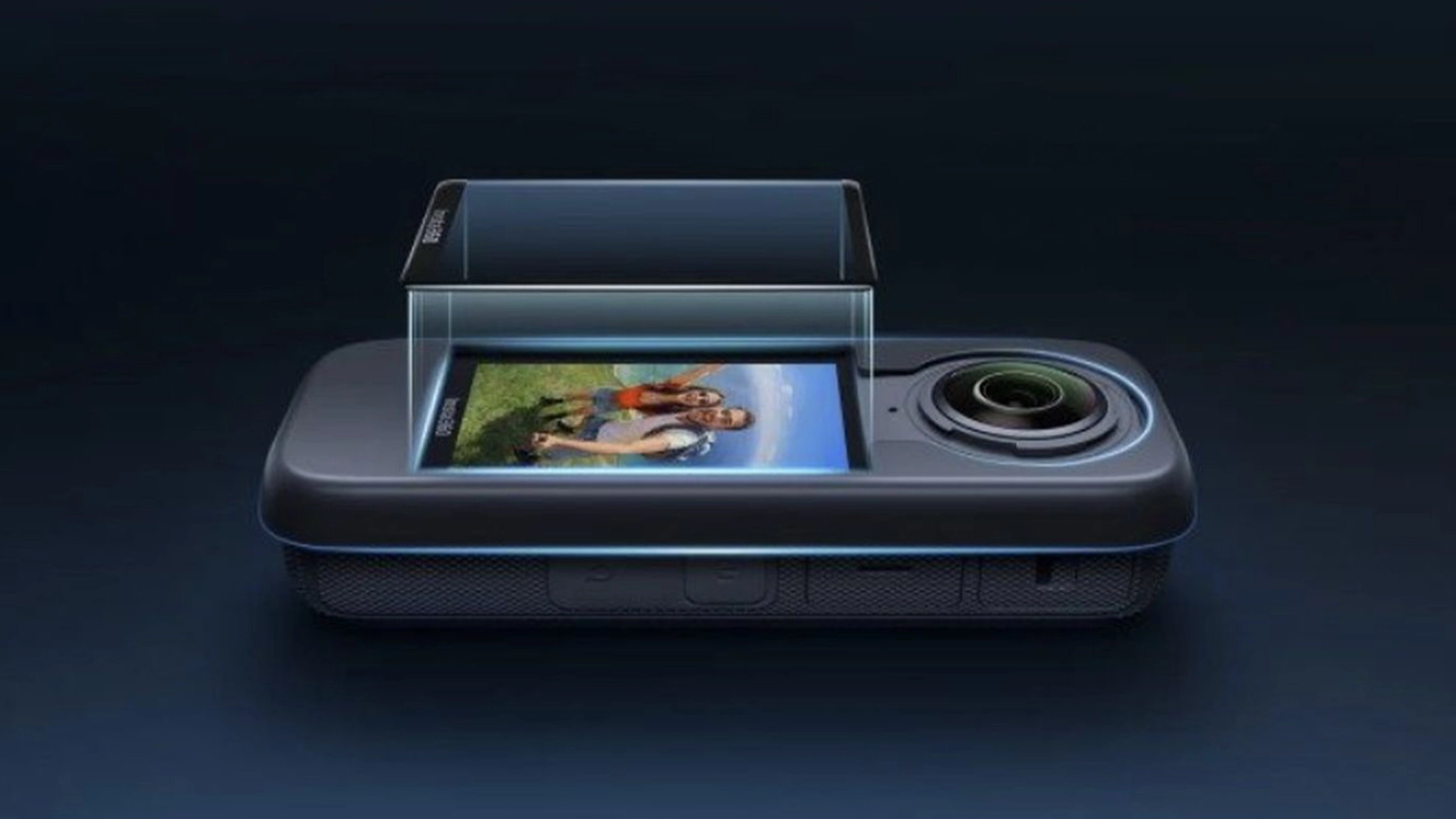 Ochrann&eacute; sklo Insta360 X5 při nan&aacute;&scaron;en&iacute; na kameru
