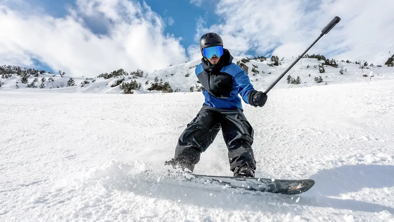 Muž s kamerou na snowboardu
