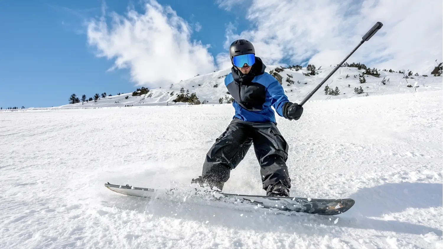 Muž s kamerou na snowboardu