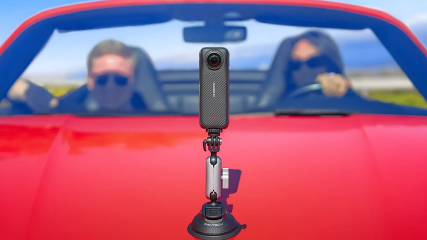 Akční kamera Insta360 X4 na kapotě auta