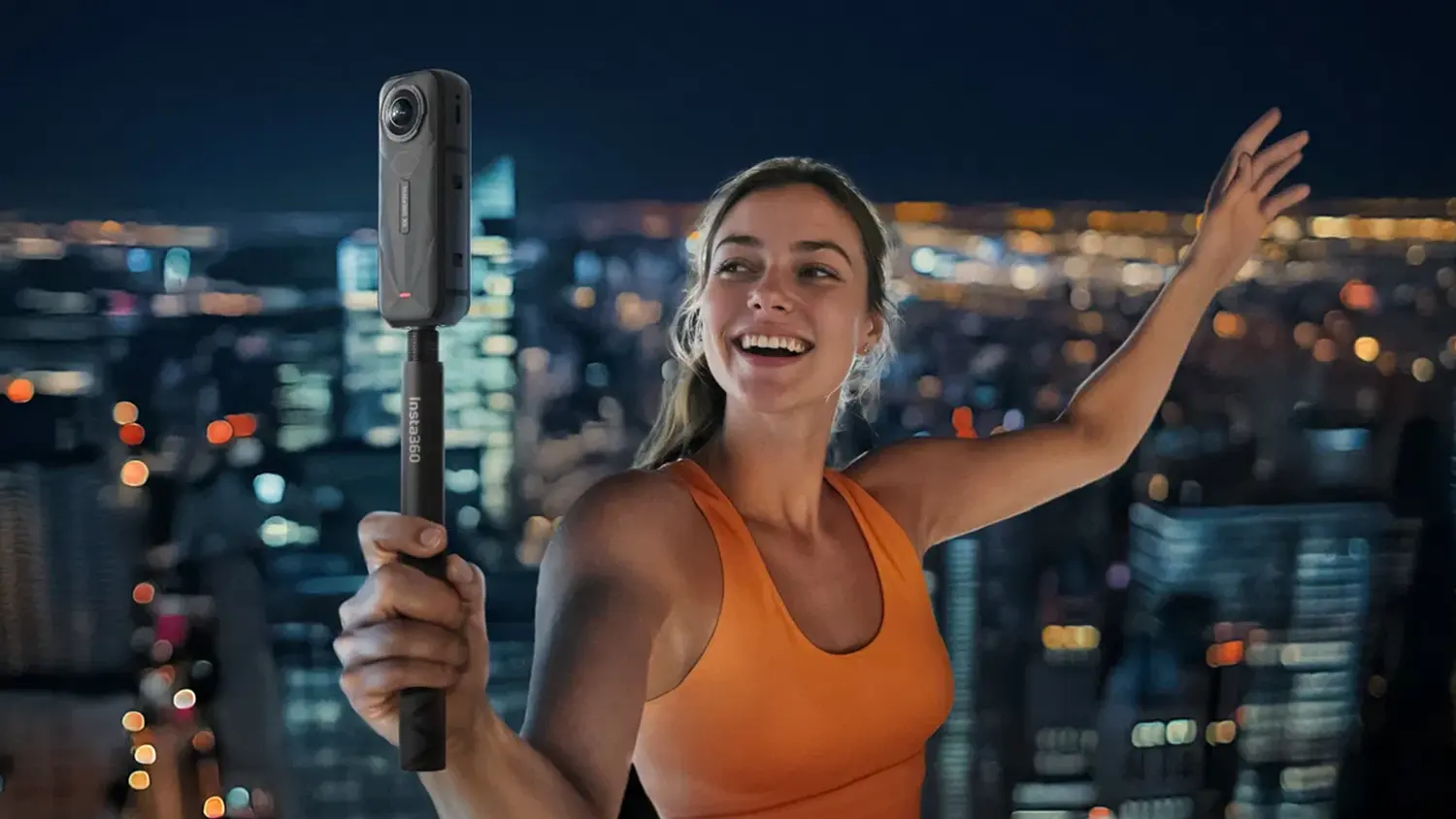 Žena se nat&aacute;č&iacute; kamerou Insta360 X5_04