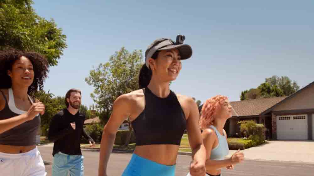Ženy při běhu s akční kamerou Insta360 GO Ultra Creator Bundle na kšiltovce_04