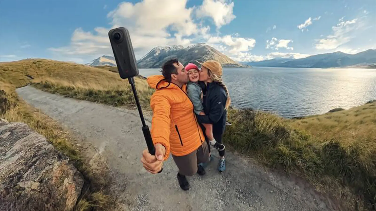 Rodina se fotí se selfie tyčí akční kamerou Insta360 X4 Air Standard Bundle_02