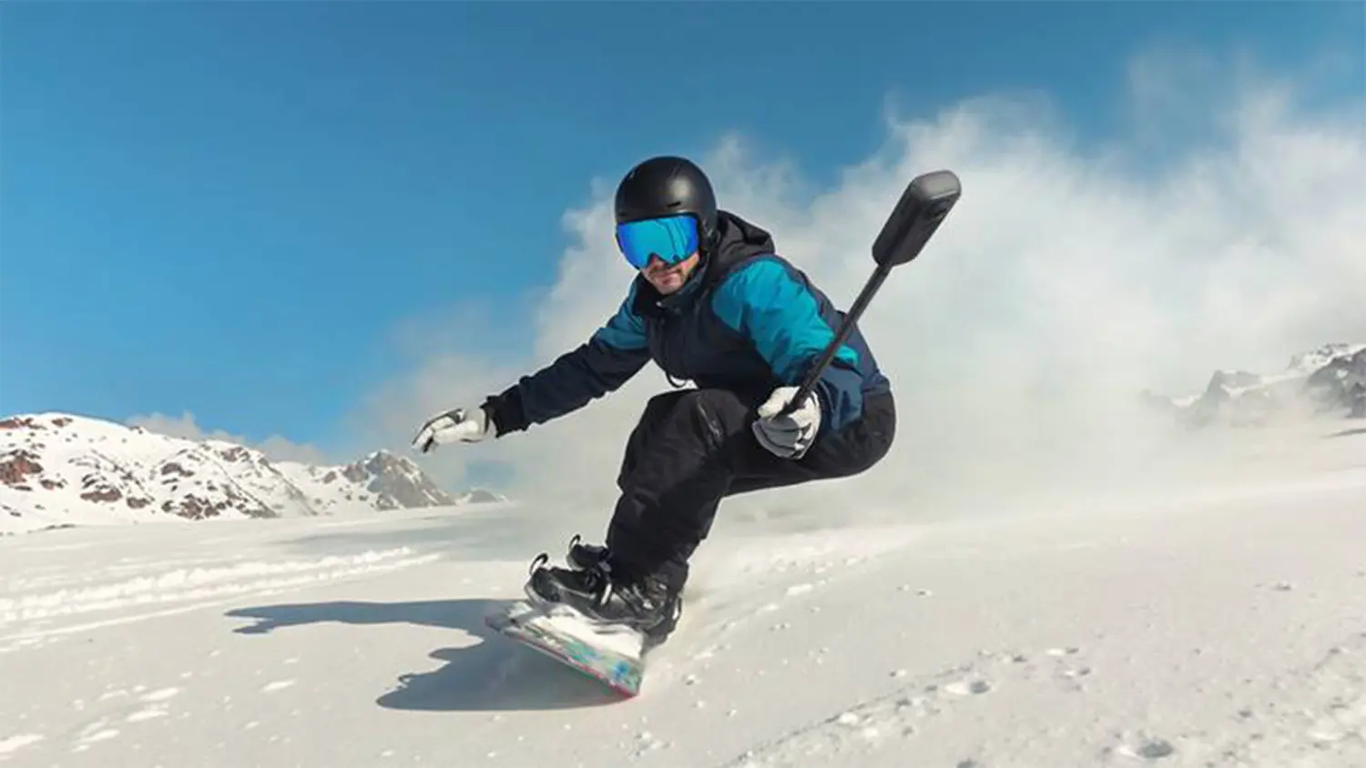 Akční kamera Insta360 X4 Air Standard Bundle v ruce snowboardisty_04