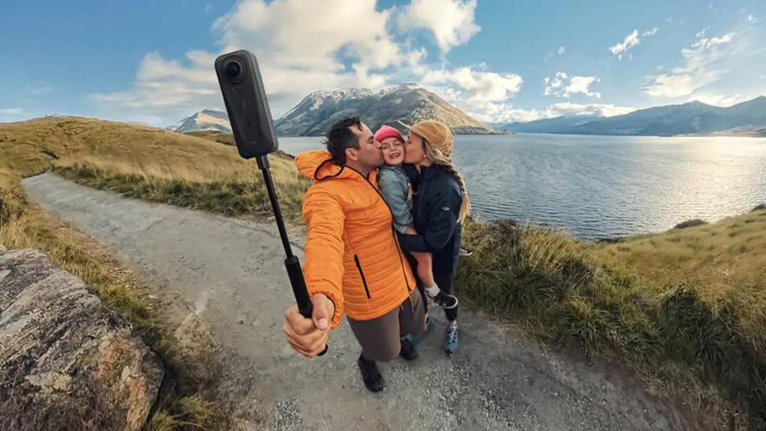 Rodina se fotí se selfie tyčí akční kamerou Insta360 X4 Air Starter Bundle_02