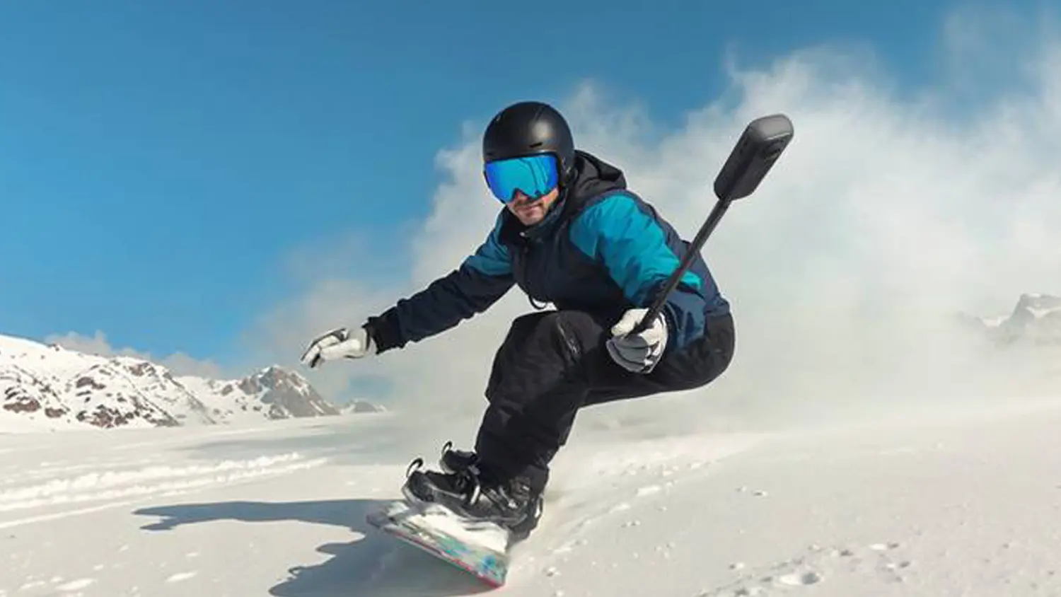 Akční kamera Insta360 X4 Air Starter Bundle v ruce snowboardisty_04