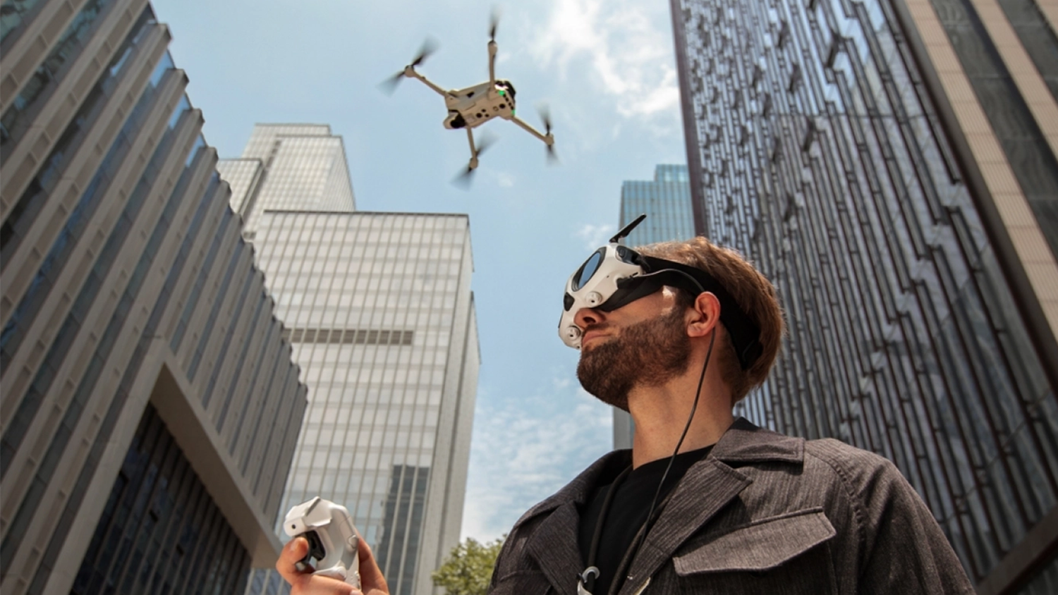 Muž ve městě s brýlemi a dronem Insta360 nad hlavou