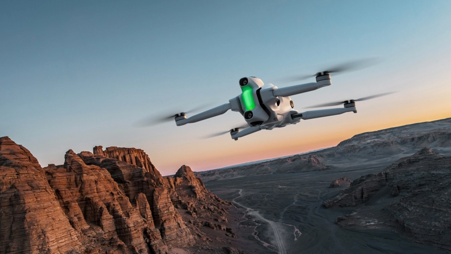 Dron Insta360 letící nad přírodou