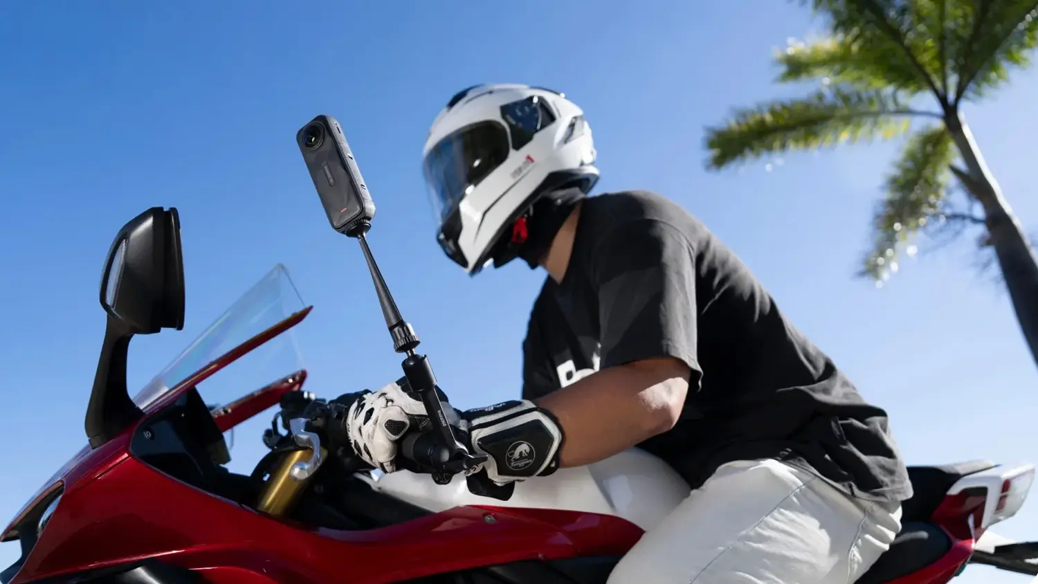 Drž&aacute;k Insta360 Motorcycle Magic Arm připevněn&yacute; na motorce