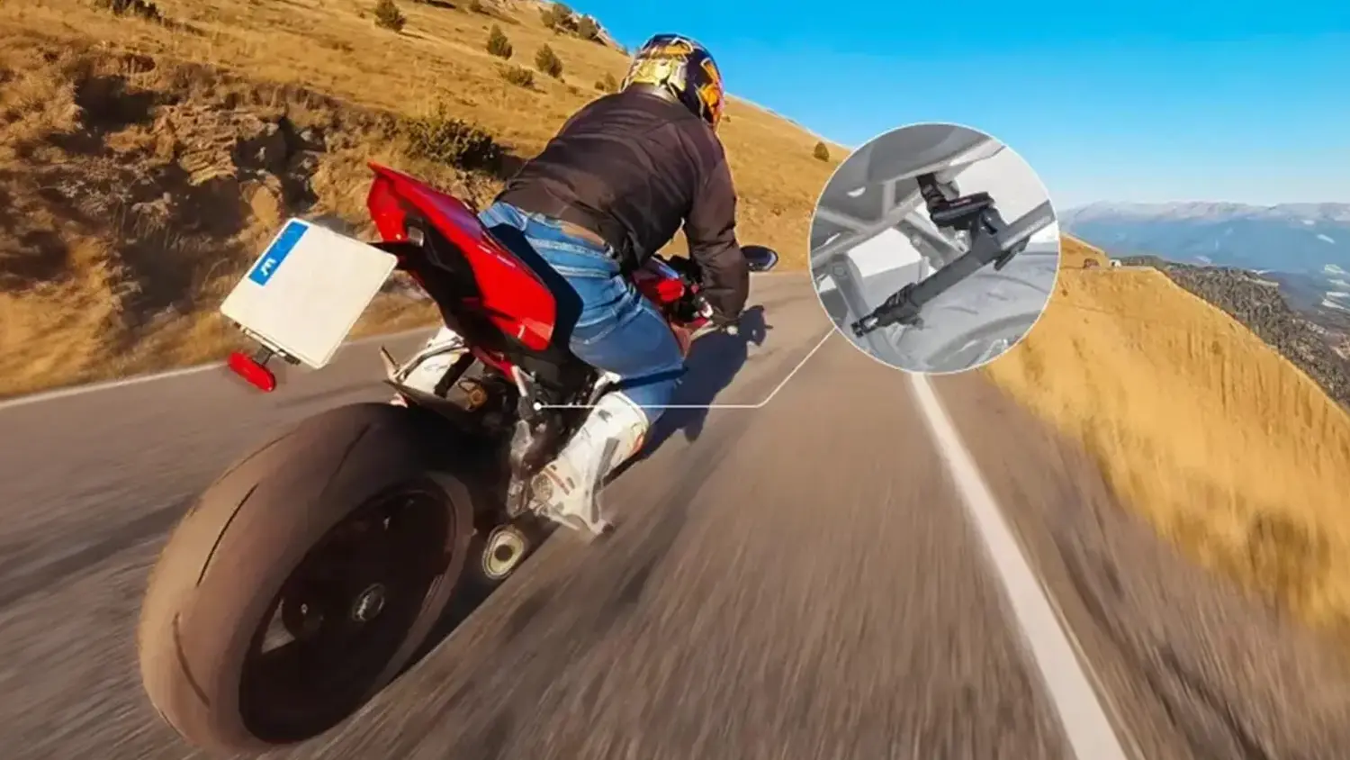Drž&aacute;k na selfie tyč na motorku Insta360 Crab Clamp připevněn&yacute; na motorce