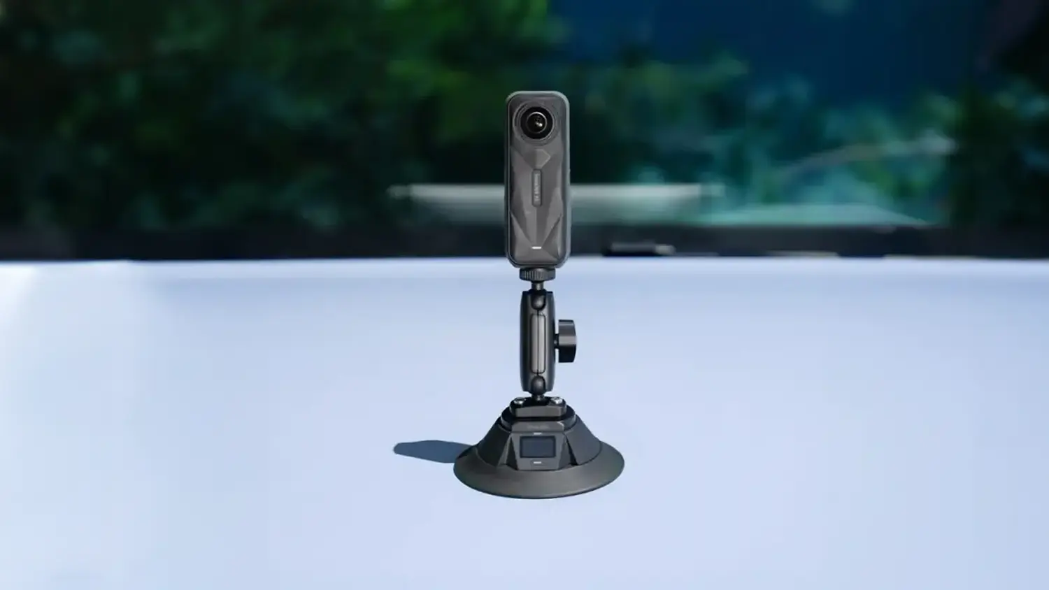 Elektrick&yacute; pr&iacute;savn&yacute; držiak Insta360 s kamerou