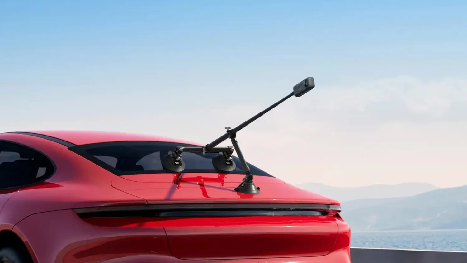 Trojit&yacute; elektrick&yacute; př&iacute;savn&yacute; drž&aacute;k Insta360 přidělan&yacute; na autě