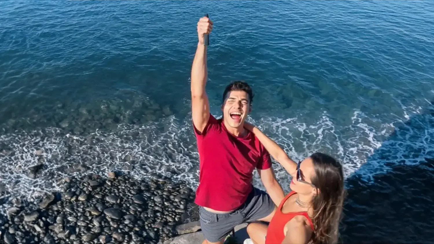 Pár natáčející se pomocí selfie tyče