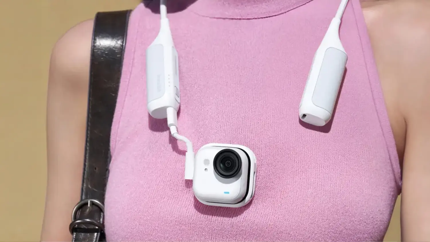 Žena se sadou Insta360 GO Ultra FOMO Power Kit na krku