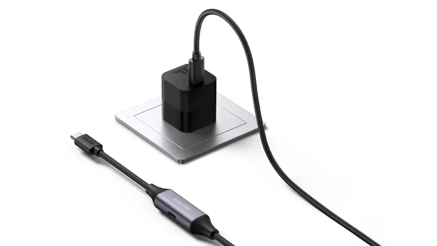 Kábel s adaptérom Insta360 Wave Y zapojený do elektrickej zásuvky